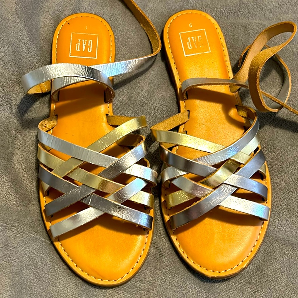 Straps flat sandals